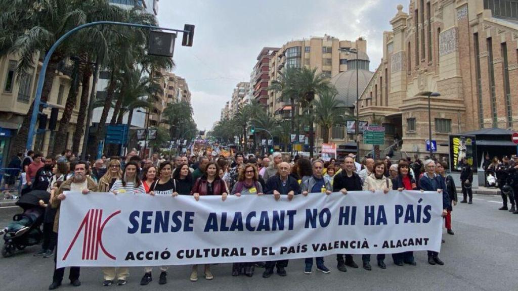 Manifestación de ACPV contra la modificación de la adscripción lingüística de la ciudad.