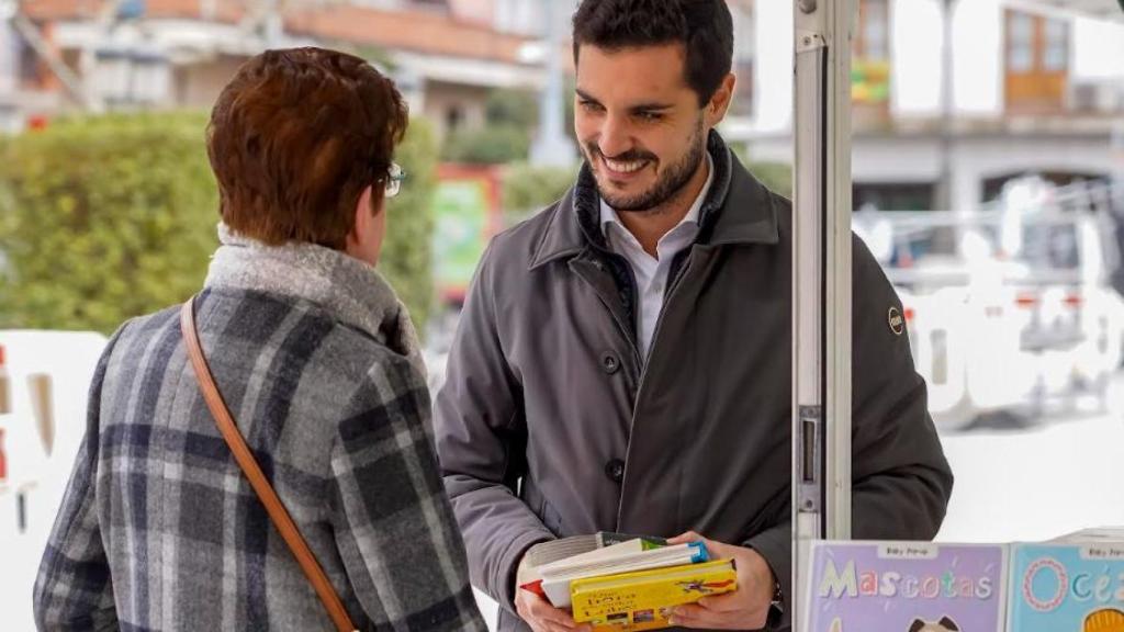 Alejandro Navarro, alcalde de Torrejón de Ardoz, junto a una vecina