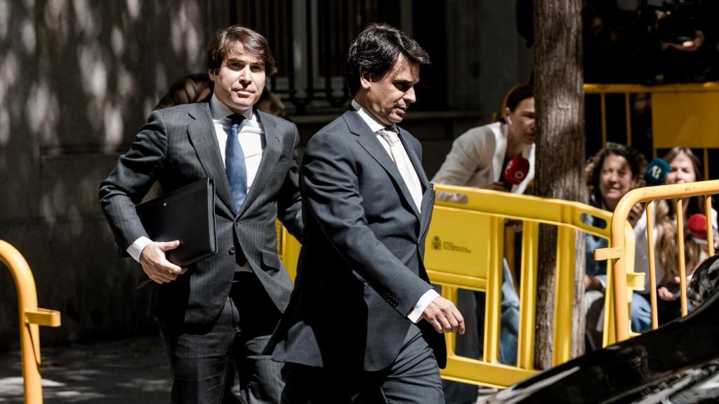 El letrado Gabriel Rodríguez Ramos (i) junto al empresario Alberto González Amador (d) a su llegada al Tribunal Supremo el pasado mayo.