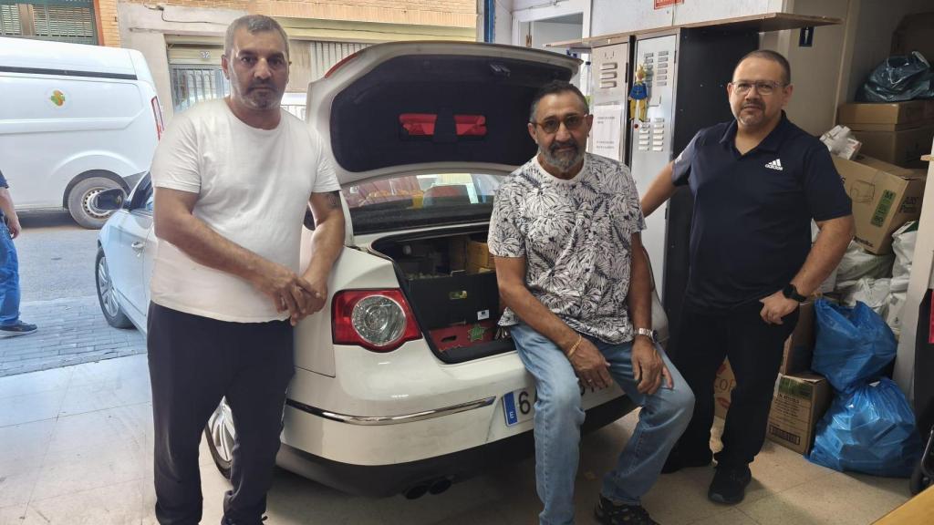 Julio Riera junto a dos trabajadores de la Asociación