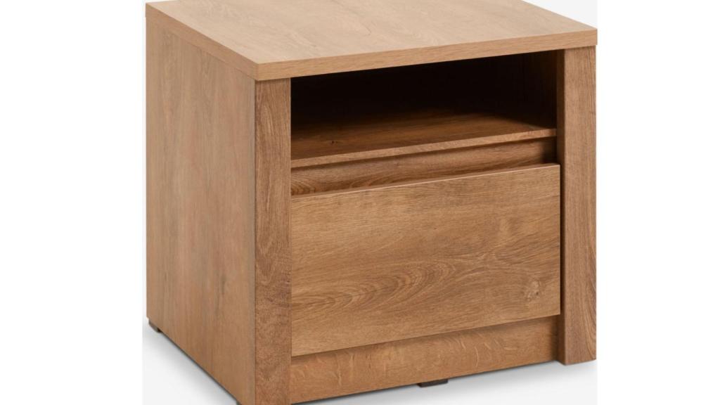 Mesita de noche color roble de Jysk