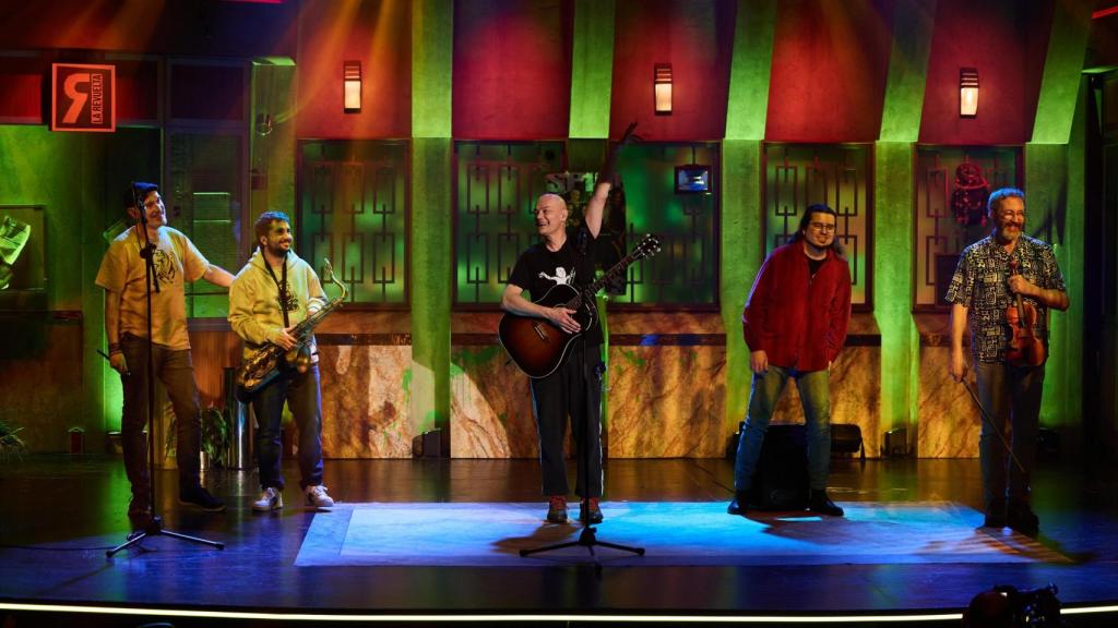 Celtas Cortos tocando en La Revuelta con Sergio Bezos de fondo.