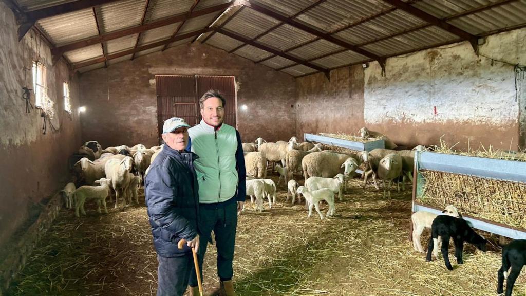 Diego junto a su tío en la explotación ganadera