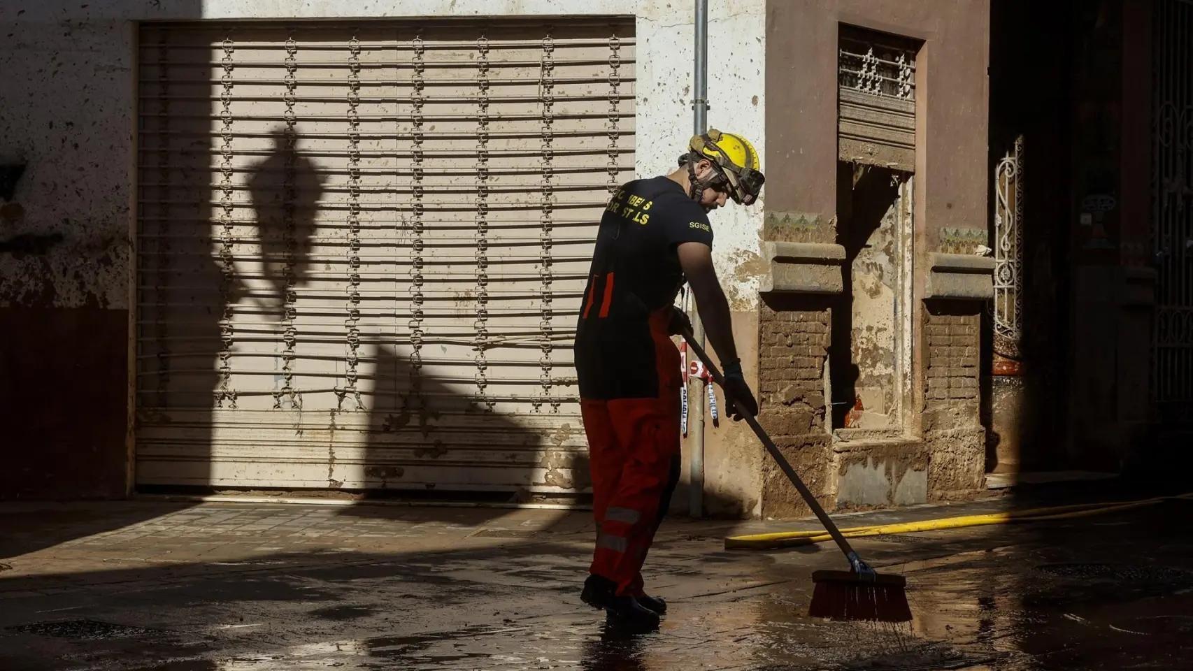 Un bombero realiza labores de limpieza tras la dana. Rober Solsona / EP