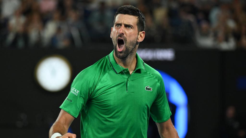 Djokovic celebra un punto contra Sinner.