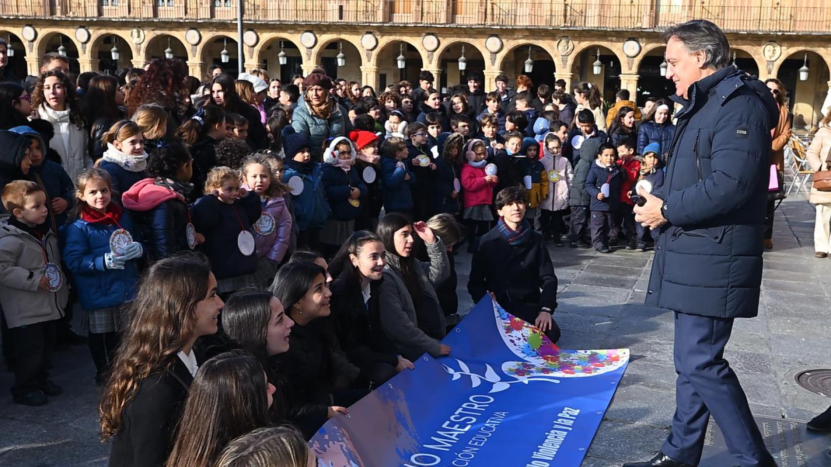 Carlos García Carbayo, alcalde de Salamanca, participa en el Día de la Paz.