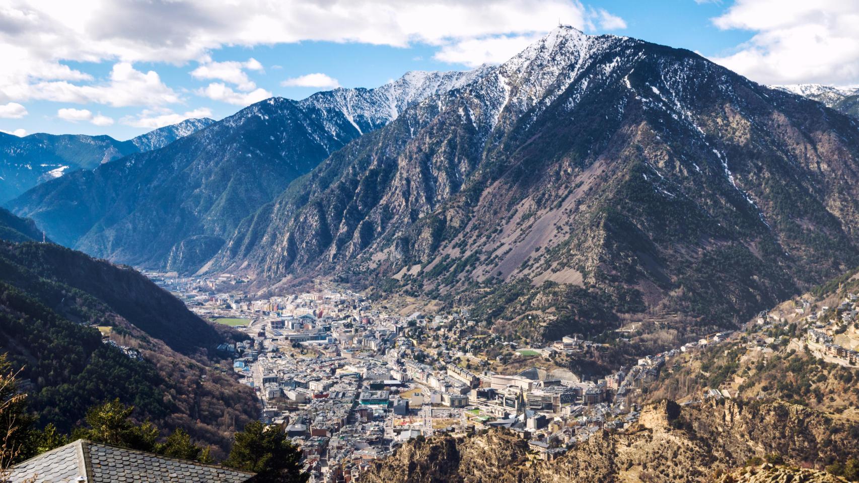 Vista aérea de Andorra la Vella entre montañas.