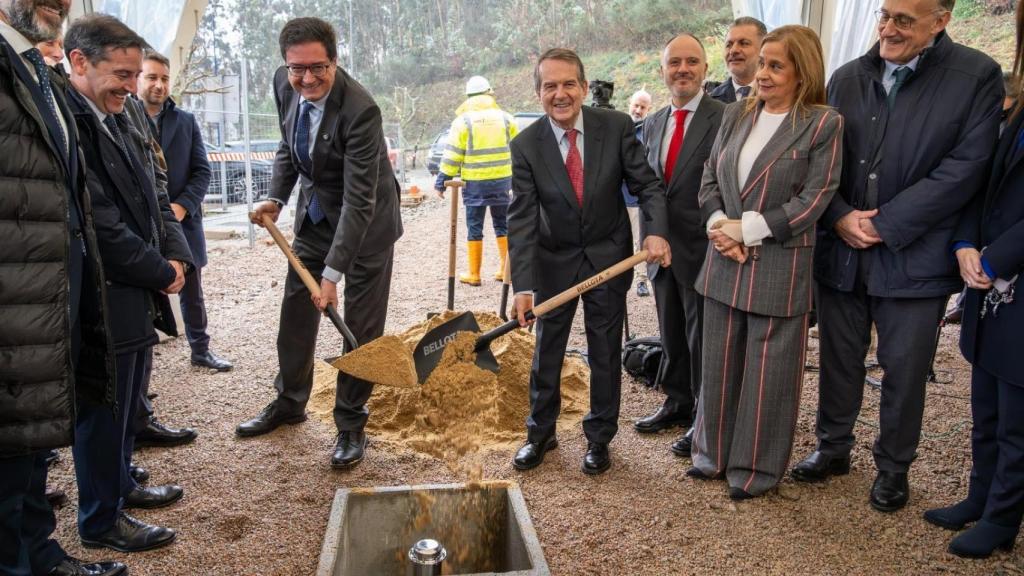 El ministro para la Transformación Digital, Óscar López y el alcalde de Vigo, Abel Caballero, en el acto de colocación de la primera piedra de la planta.