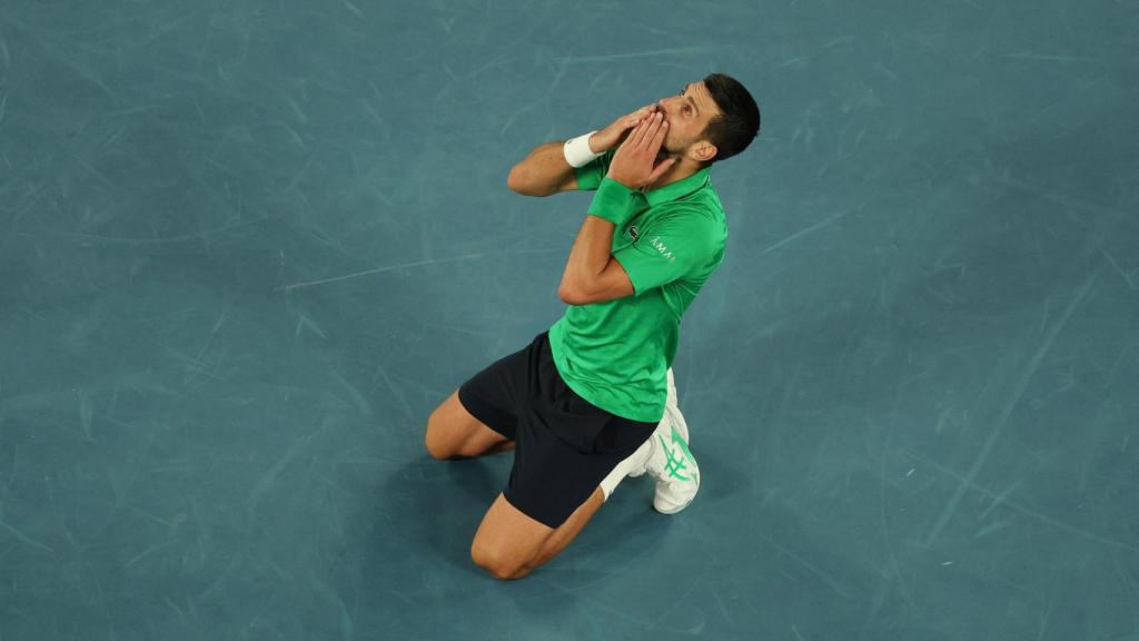 Djokovic celebra su victoria contra Sinner.