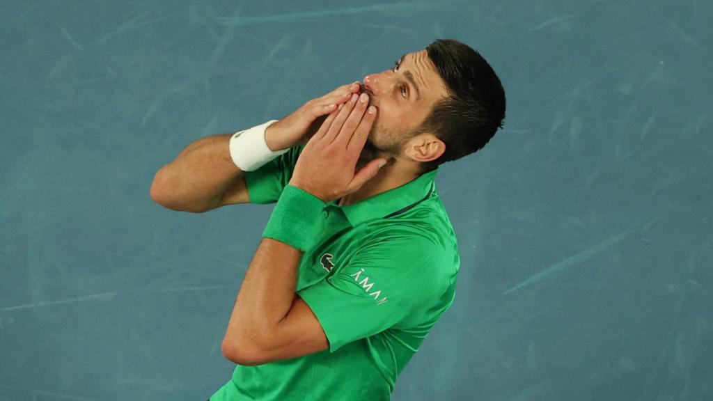 Djokovic celebra su victoria contra Sinner.