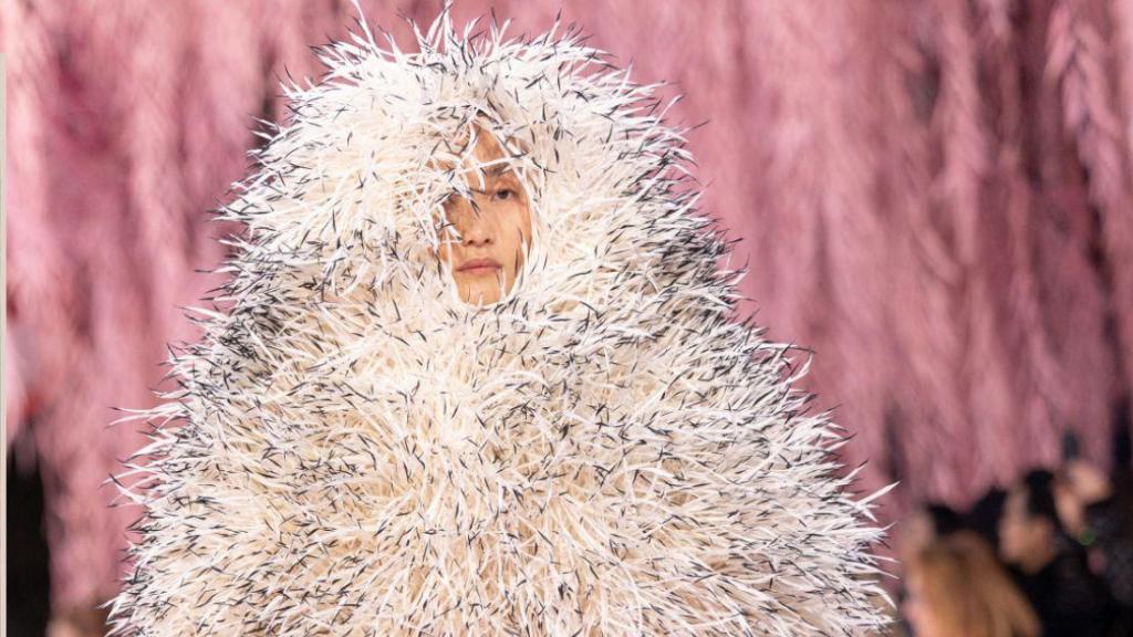 Collage con imágenes de los desfiles de Chanel y Dior.