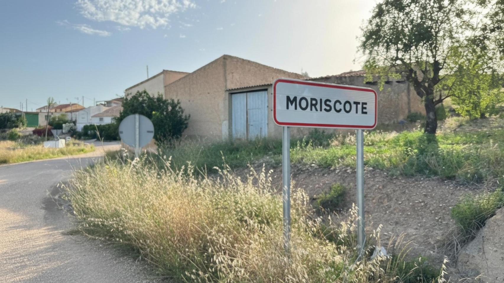 Entrada principal a la pedanía de Moriscote, en la provincia de Albacete.