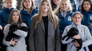La Infanta Sofía con dos perros de la ONCE.