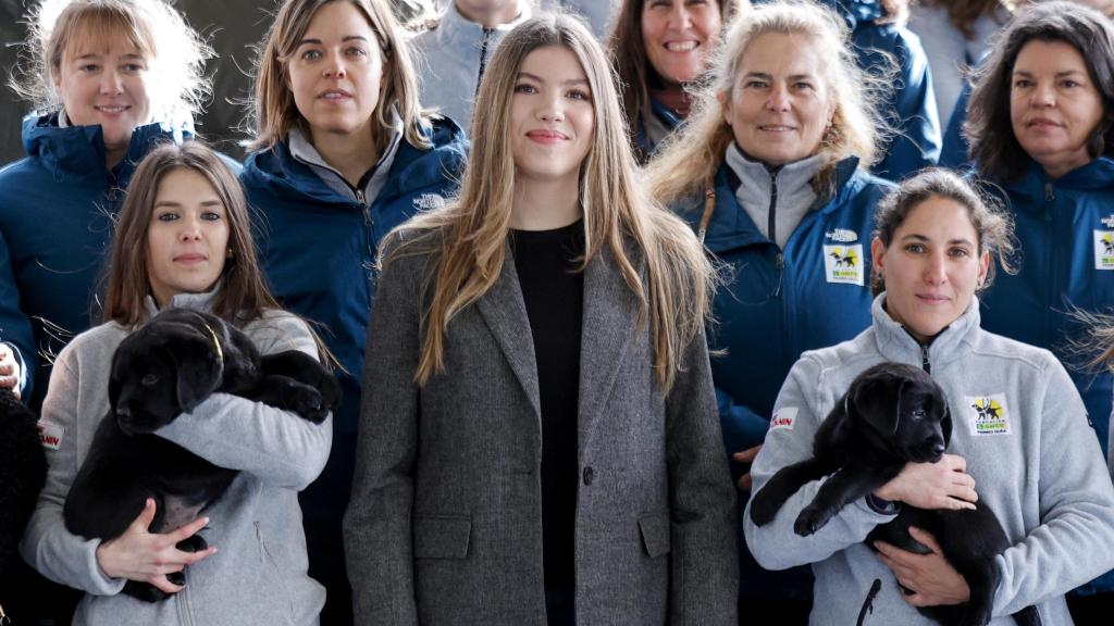 La Infanta Sofía con dos perros de la ONCE.