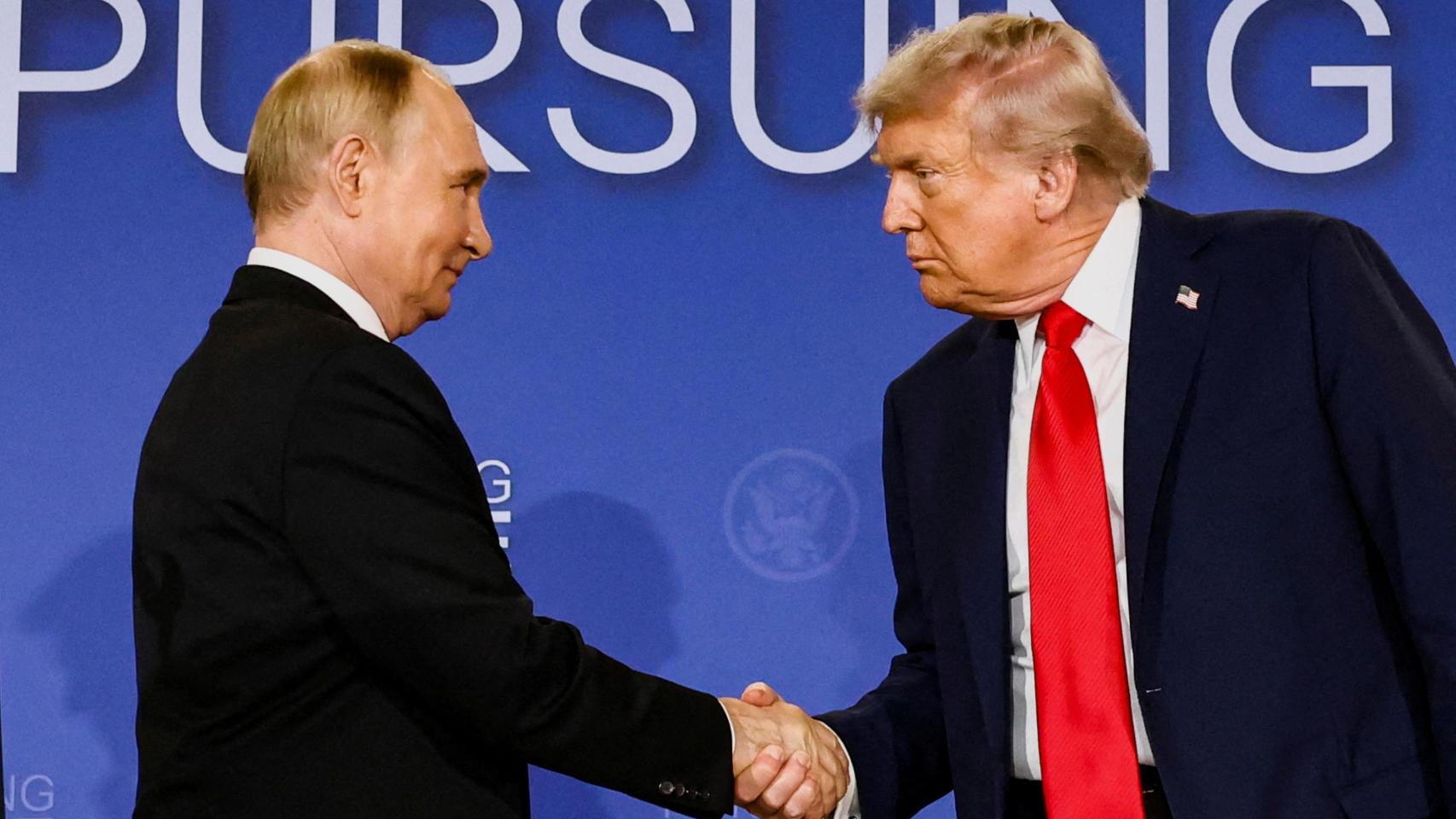 Vladímir Putin y Donald Trump se dan la mano durante una rueda de prensa tras su reunión para negociar el fin de la guerra en Ucrania en Anchorage.