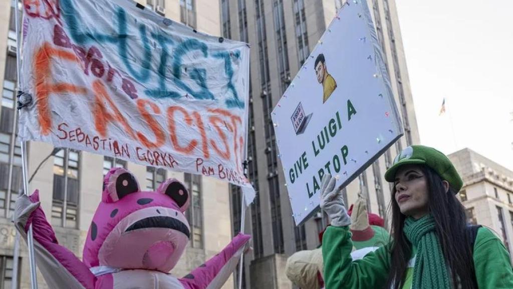 Personas muestran apoyo a Luigi Mangione frente a la corte en Nueva York (Estados Unidos).