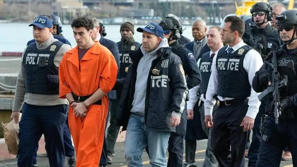 Fotografía cedida por la Alcaldía de Nueva York de Luigi Mangione a su llegada al helipuerto de Wall Street, el 19 de diciembre de 2024 en Nueva York (Estados Unidos).