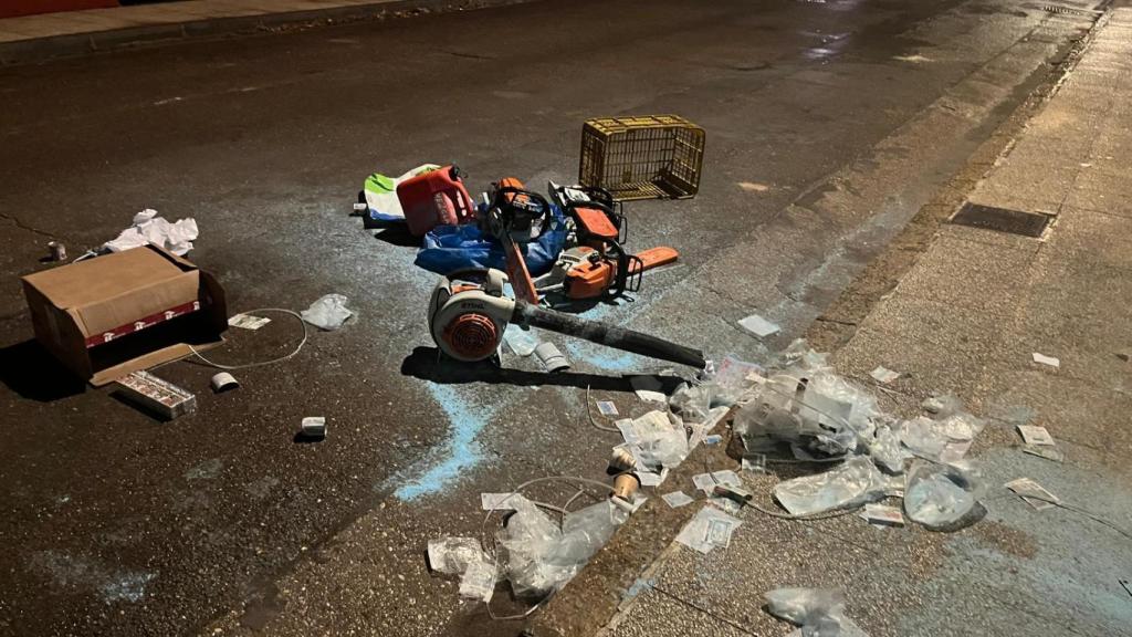 Restos en la puerta de un estanco robado