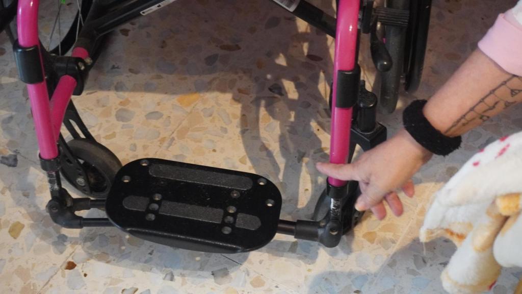 La pieza de la silla de ruedas donde se le enganchó la pierna durante la caída.