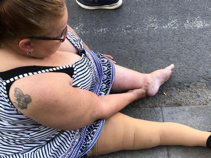 Eli tirada en el suelo esperando la ambulancia.