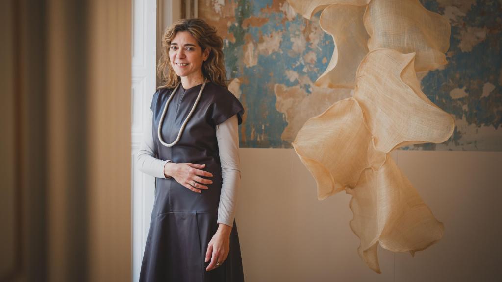 Silvia Hengstenberg junto a la escultura textil del dúo Eliurpi en su la primera vivienda The Sibarist Editions.