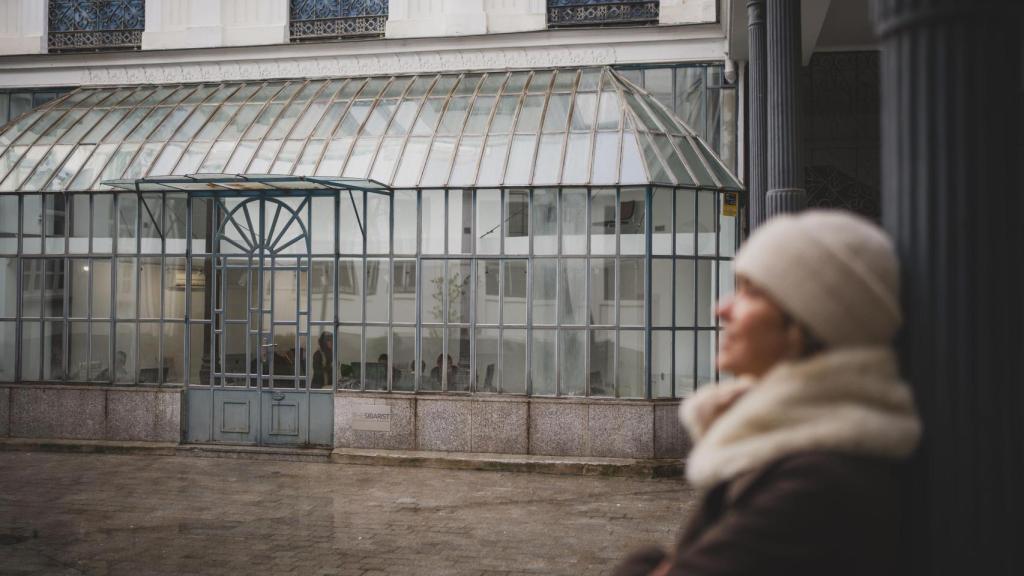 Silvia Hengstenberg con El Invernadero al fondo, escenario de películas como Dolor y gloria y series de Netflix.