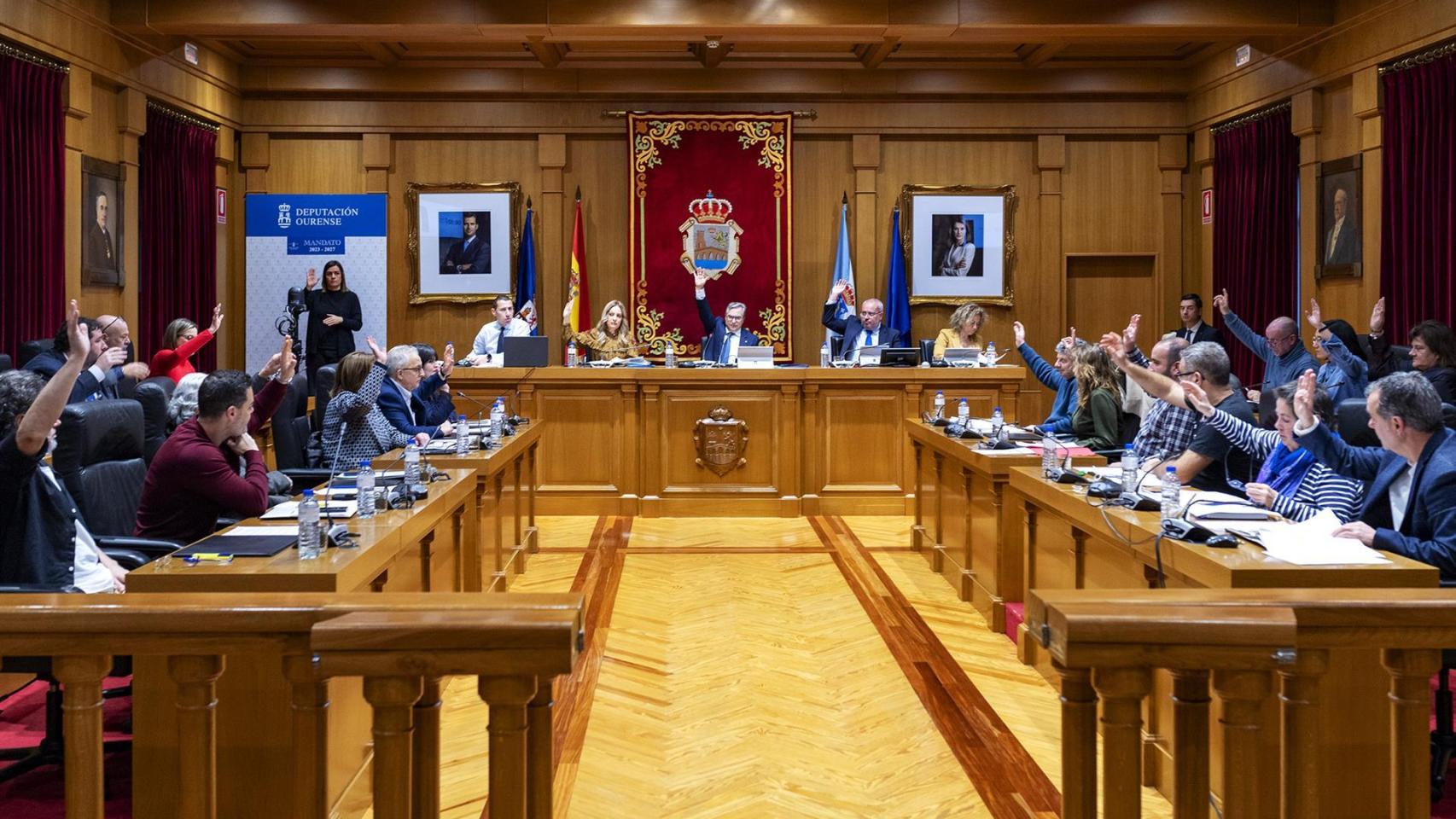 Pleno ordinario de la Diputación de Ourense, encabezado por el presidente, Luis Menor.