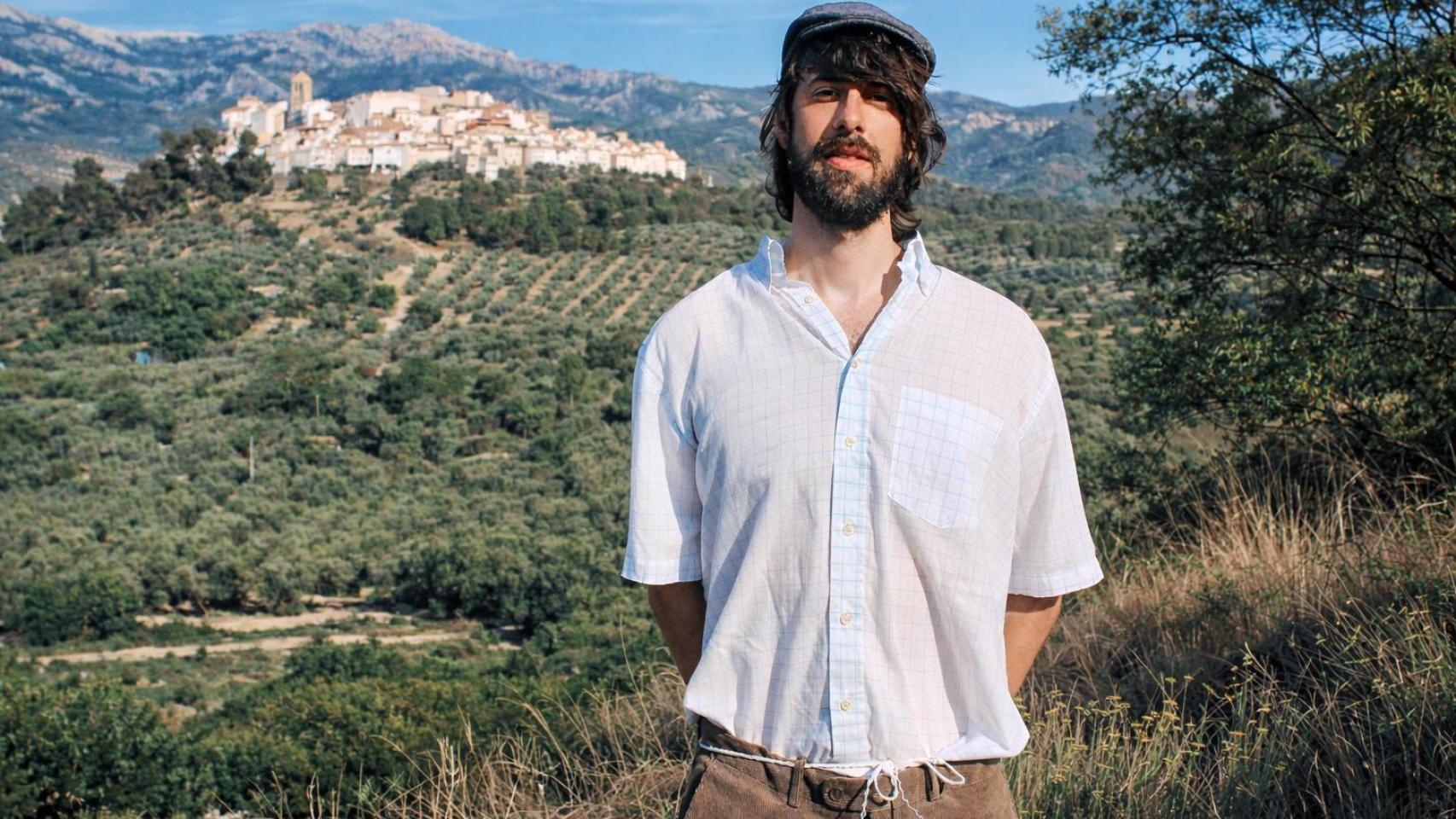 Imagen original de las redes sociales de David Uclés cuyo entorno se ha ampliado con inteligencia artificial para convertirla en horizontal.