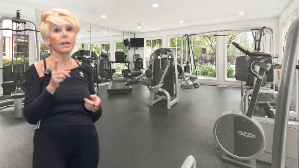 Ramona y un gimnasio de fondo