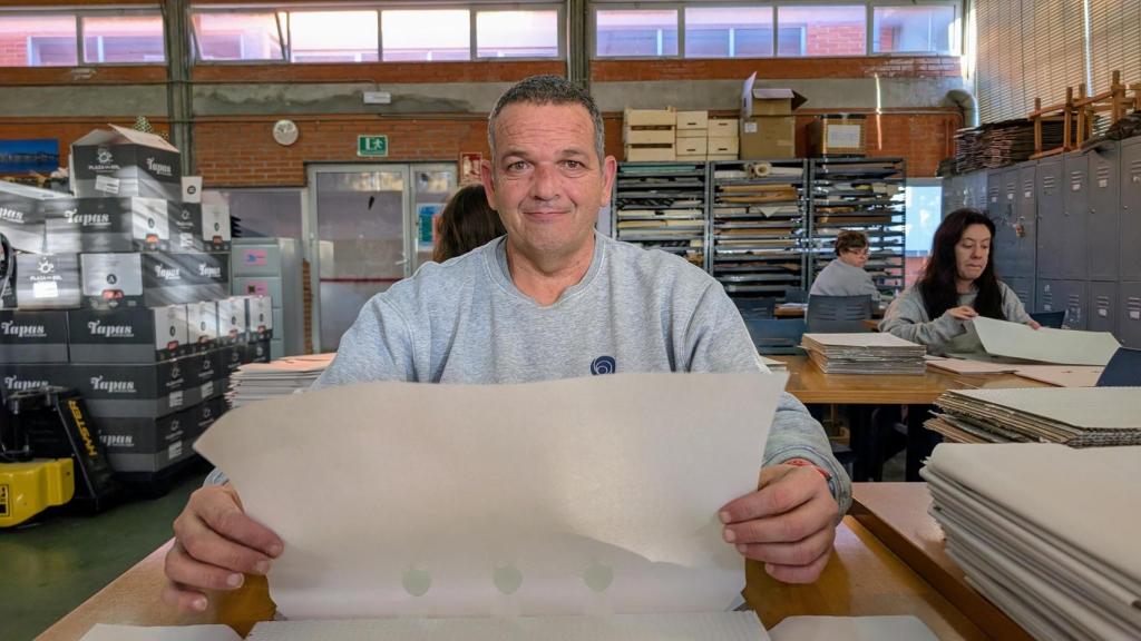 Uno de los usuarios de APSA prepara cajas para nísperos.