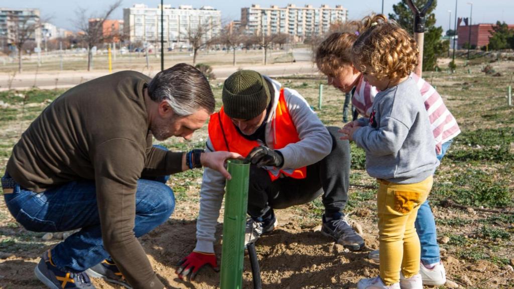 Vecinos, mayores y pequeños, en la plantación de 2025.