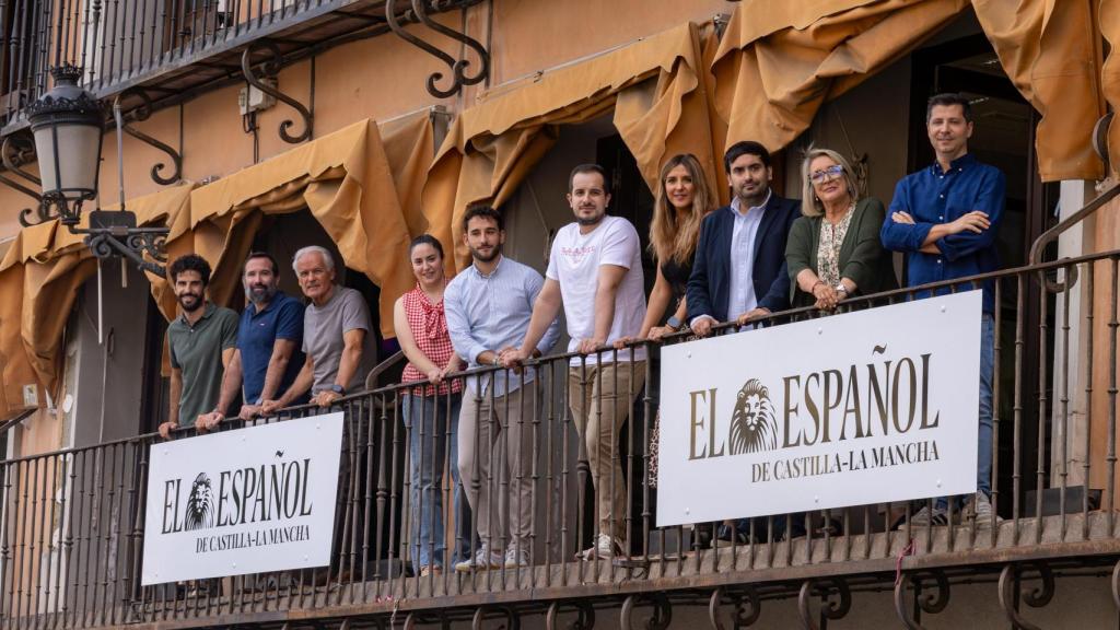 Los periodistas de EL ESPAÑOL de Castilla-La Mancha en los balcones de la redacción.