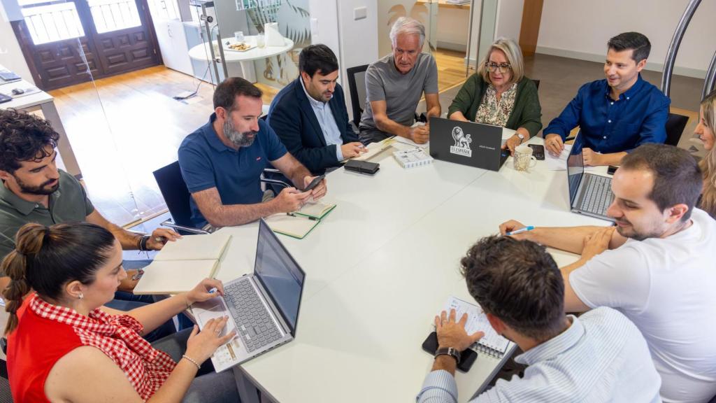 El equipo del periódico durante una reunión de coordinación.