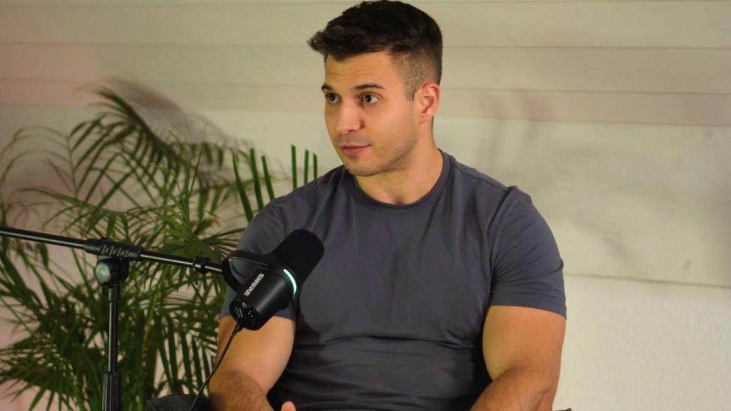 Miguel joven fisioterapeuta y propietario de 3 pisos.