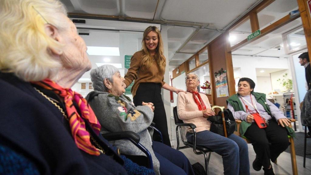La conselleira de Política Social e Igualdade, Fabiola García, visita una residencia de mayores en Santiago.