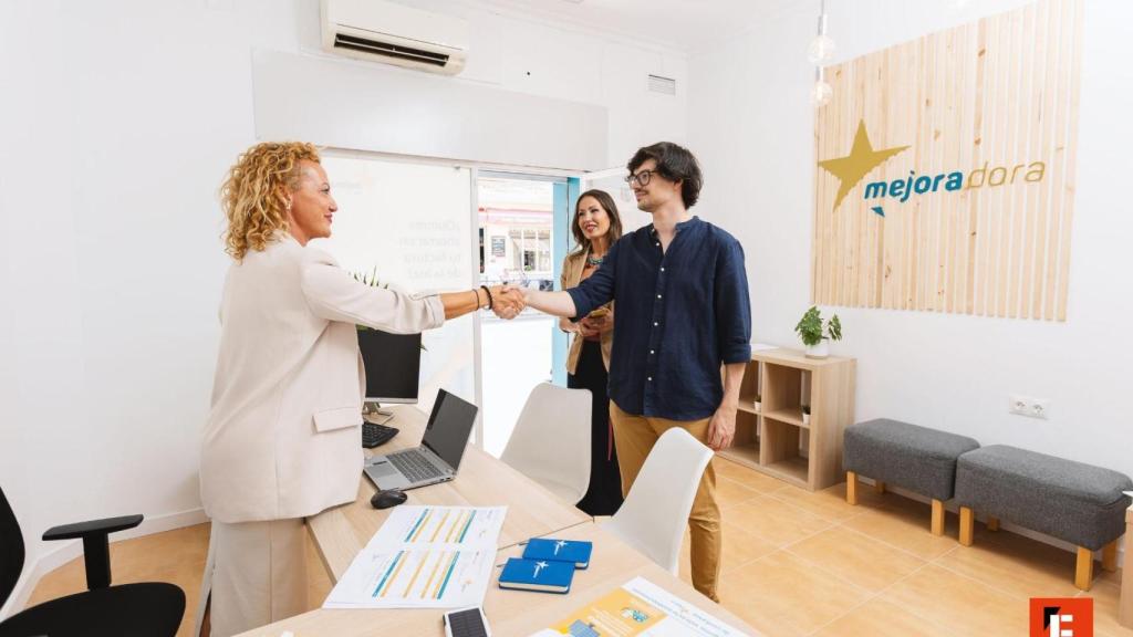 Dos clientes en un establecimiento de la cadena malagueña Mejoradora.