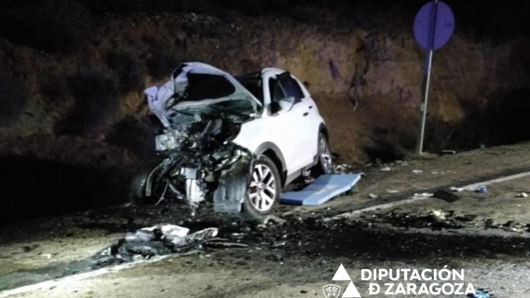 Uno de los coches, tras la colisión de los dos turismos en la N-211.
