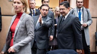 El ministro español de Asuntos Exteriores, José Manuel Albares, introduce a su homólogo marroquí en el Consejo de Asociación.
