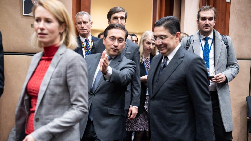 El ministro español de Asuntos Exteriores, José Manuel Albares, introduce a su homólogo marroquí en el Consejo de Asociación.