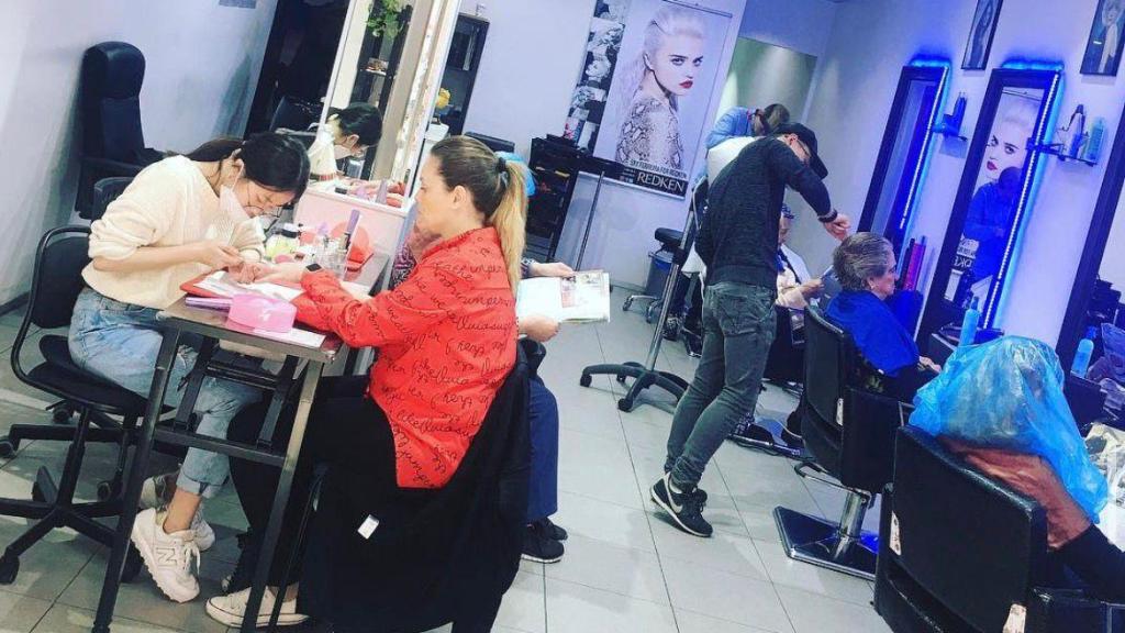 Imagen de archivo del interior de la peluquería de L'Hospitalet en la que Mossos investigan el envío de criptomonedas.