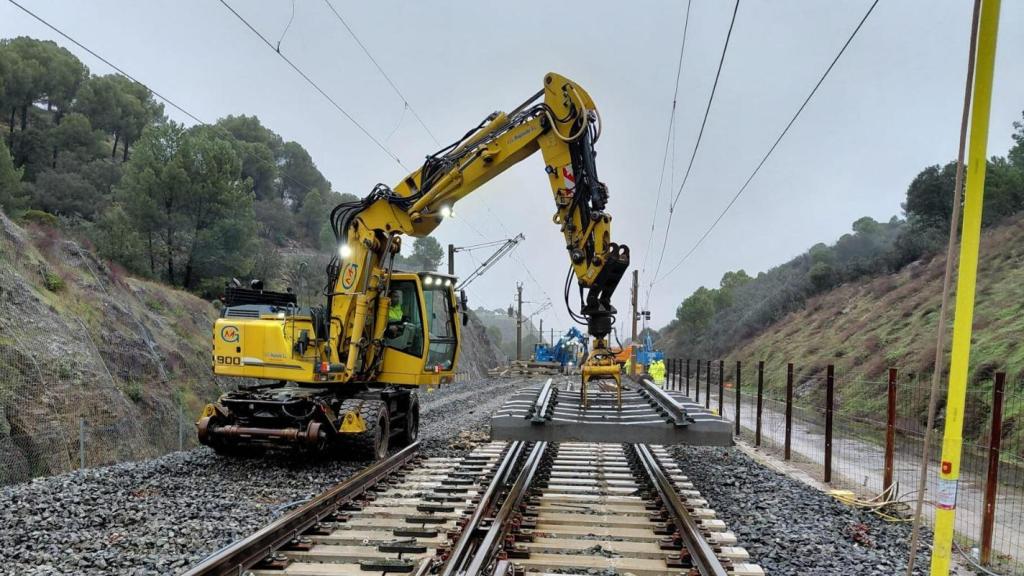 Técnicos de Adif trabajando este viernes en la reparación de la vía del tren a su paso por Adamuz.