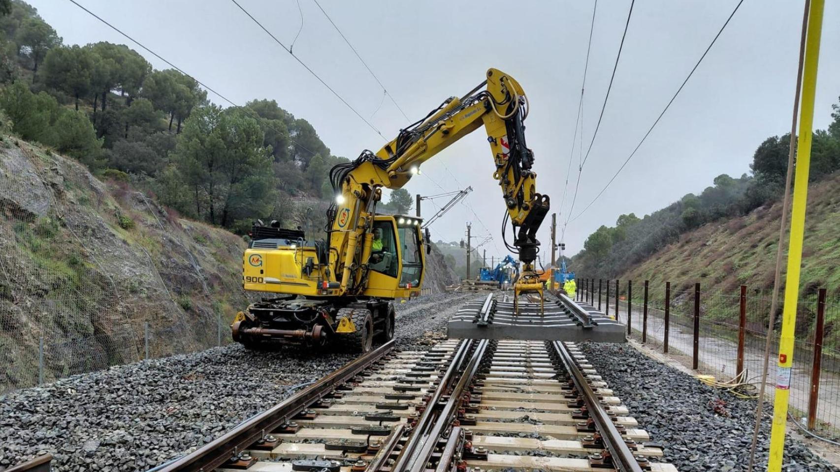 Técnicos de Adif trabajando el pasado viernes en la reparación de la vía del AVE, a su paso por Adamuz.