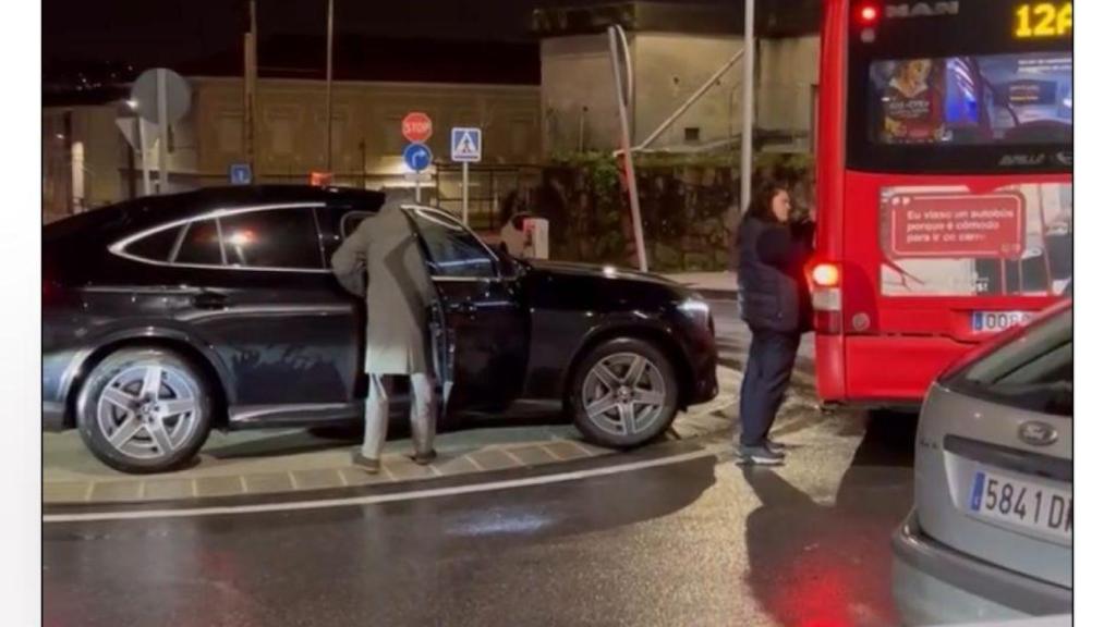 Un autobús colisiona en A Coruña con un coche aparcado en la rotonda de la estación de tren