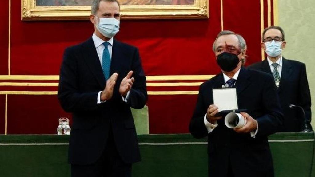 Felipe VI entrega de la Medalla Echegaray a Barbacid en 2020.
