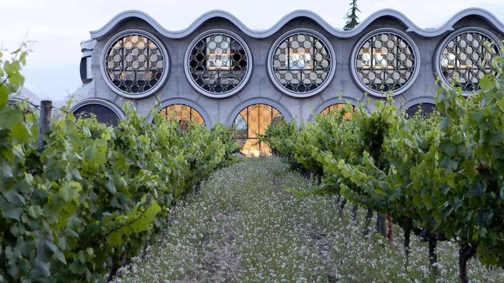 Los viñedos se abren paso alrededor del Cava & Hotel Mastinell.