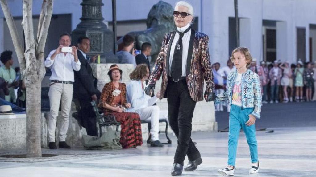 Karl Lagerfeld y Hudson Kroenig en el desfile de Chanel en Cuba.