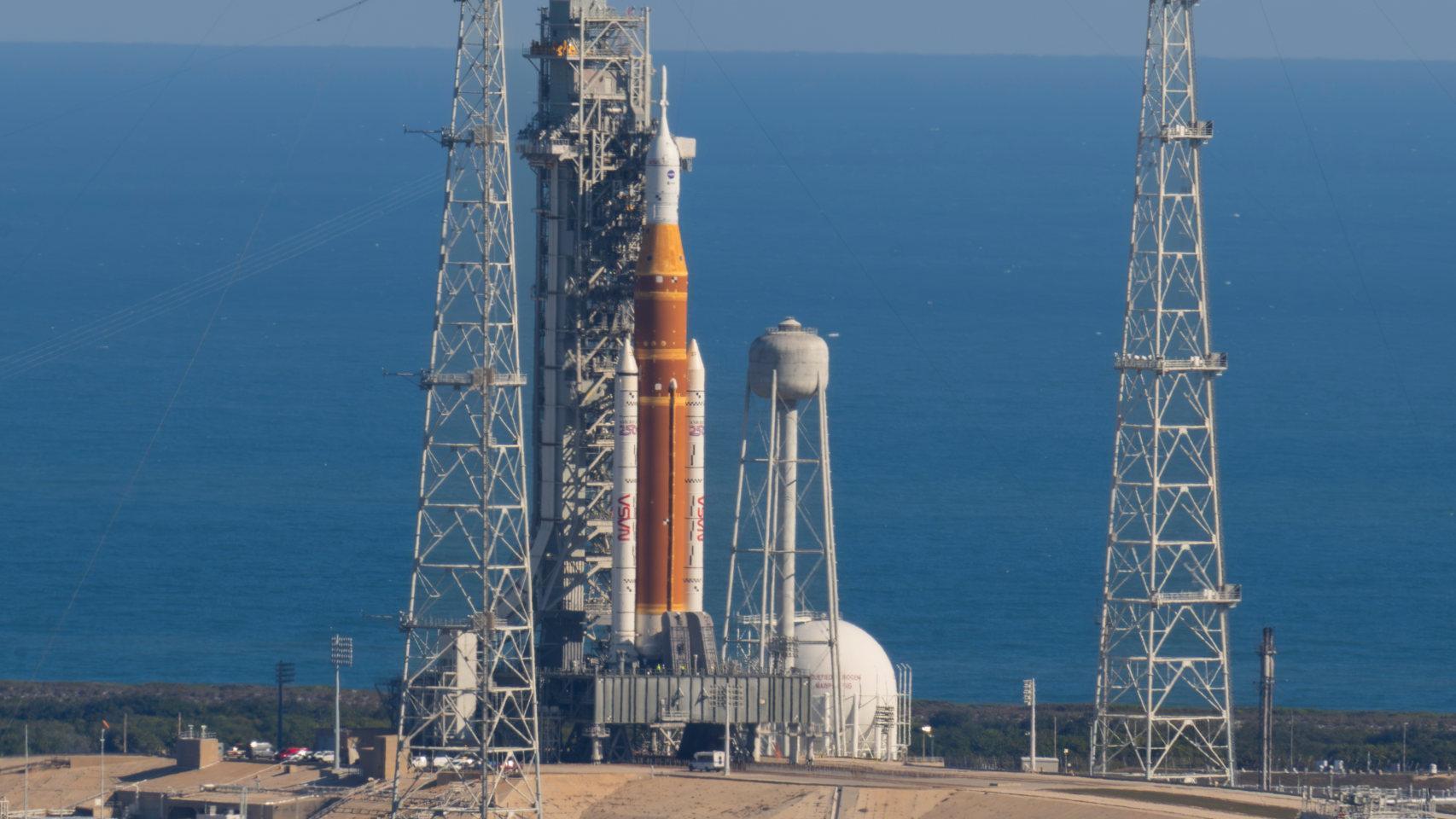 El cohete Artemis SLS con la nave Orion espera en el Kennedy Space Center en Florida