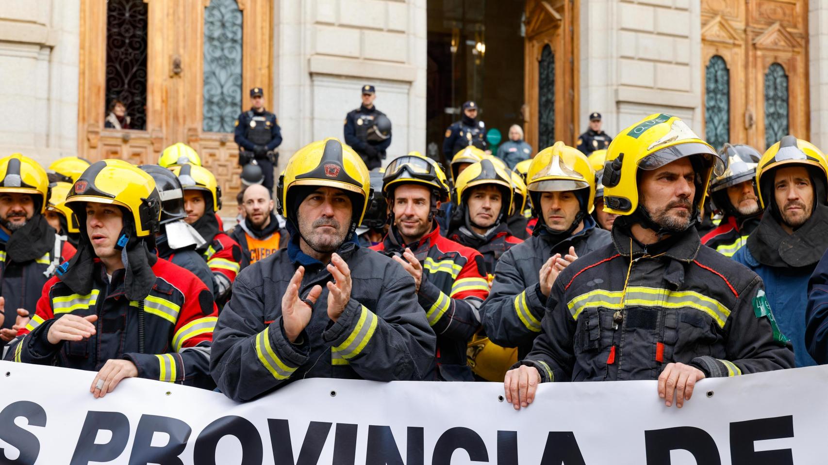 Fotos | Botes de humo, silbatos, bombos y pancartas en la manifestación de los bomberos del CPEIS de Toledo