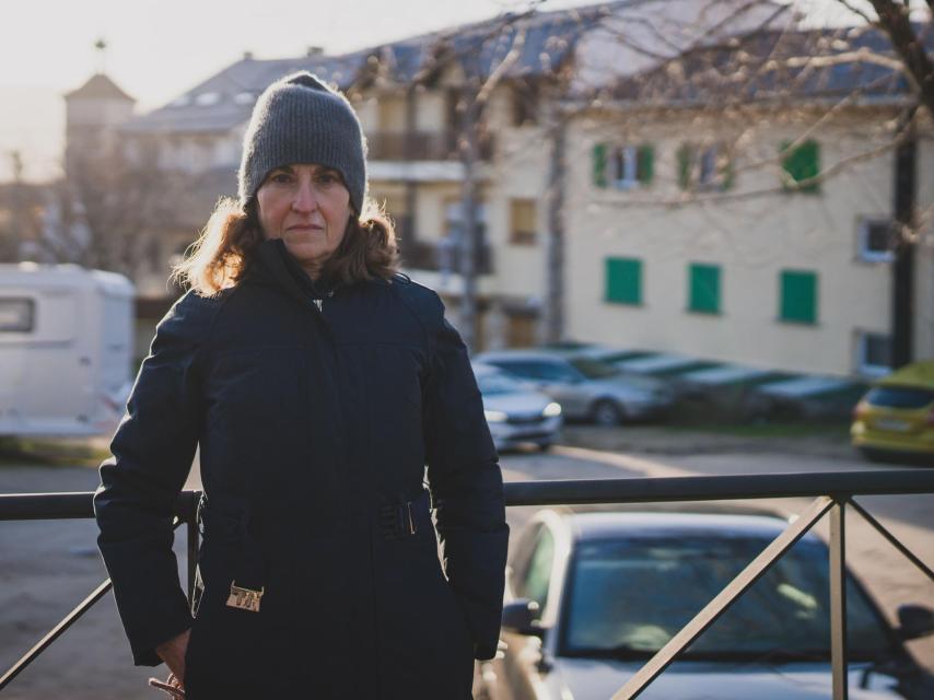María José Fernández, pensionista, junto a su casa 'inquiokupada' en Cercedilla (Madrid).