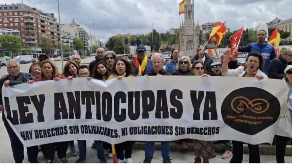 Carmelo Sevilla, en el centro, manifestándose en la plaza de Colón contra la 'inquiokupación'.